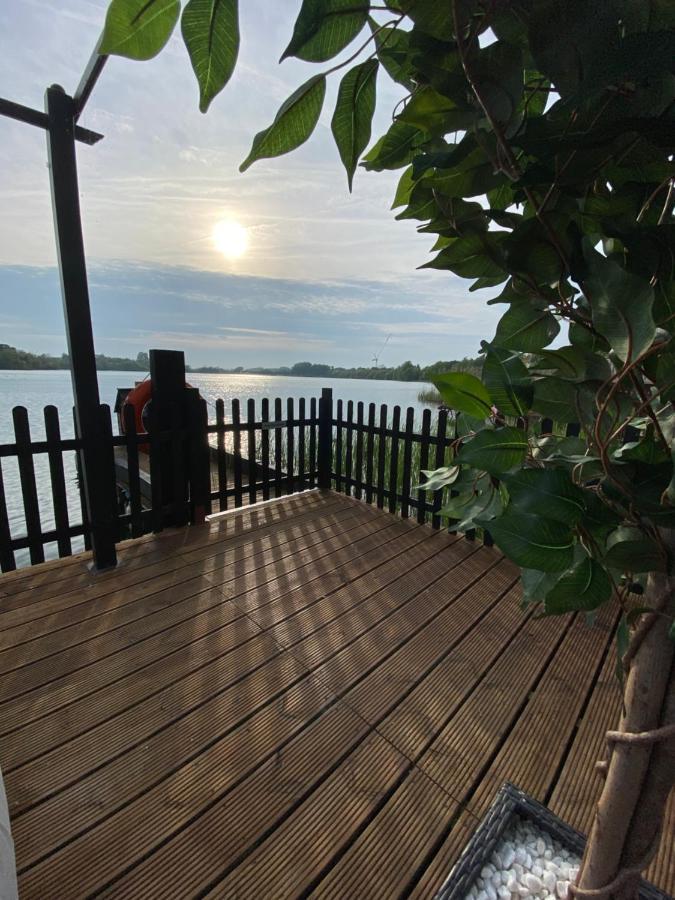 Lodge On The Lake At Lakeside Holiday Park Chichester Eksteriør bilde