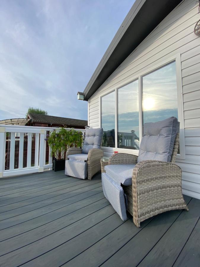 Lodge On The Lake At Lakeside Holiday Park Chichester Eksteriør bilde