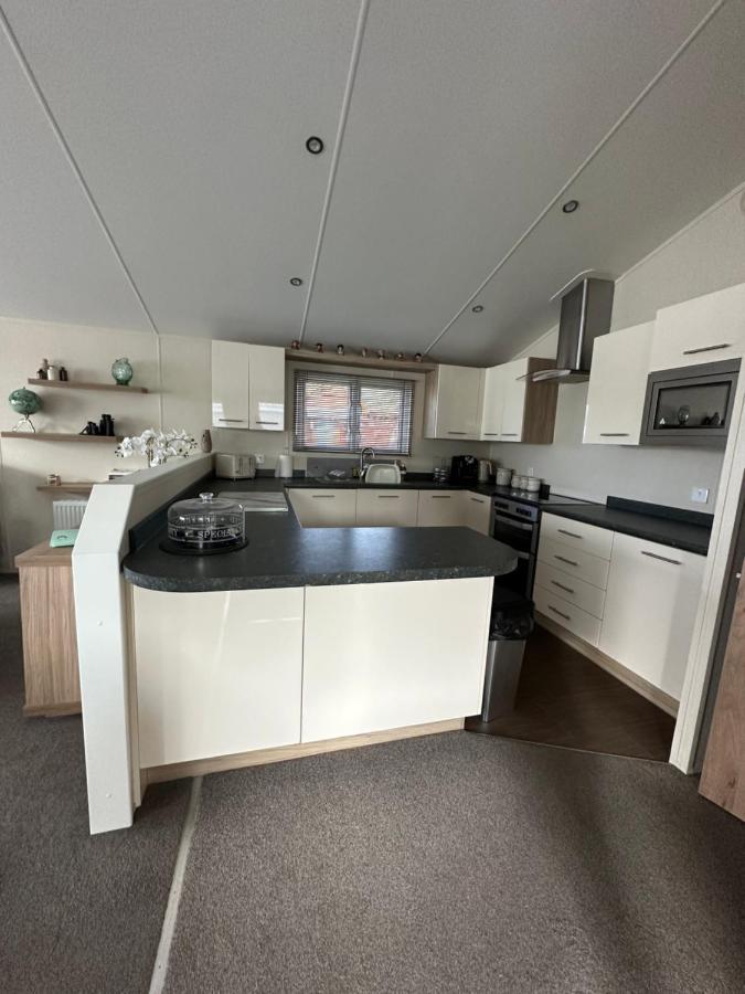 Lodge On The Lake At Lakeside Holiday Park Chichester Eksteriør bilde