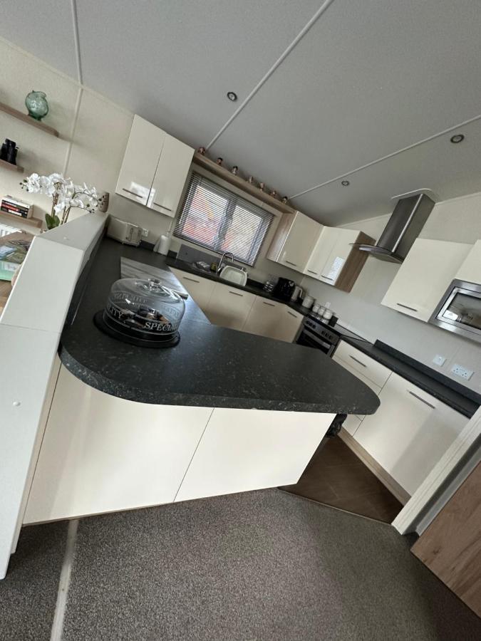 Lodge On The Lake At Lakeside Holiday Park Chichester Eksteriør bilde