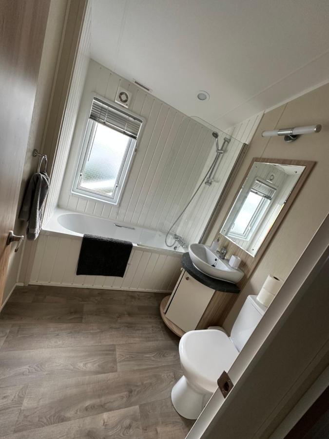 Lodge On The Lake At Lakeside Holiday Park Chichester Eksteriør bilde